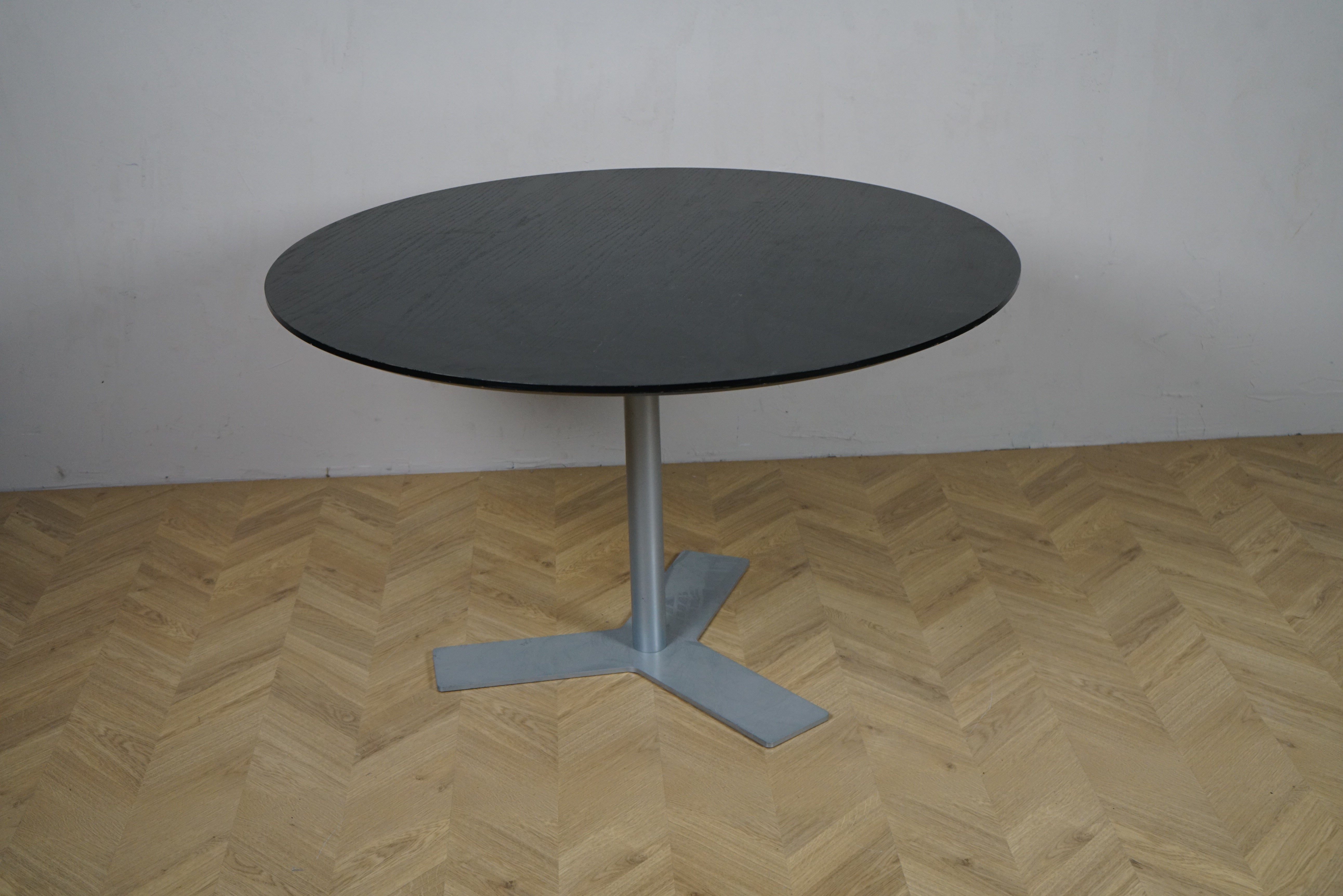 Rundt cafebord Ø120 i sortbejdset eg med gråt stel, set forfra